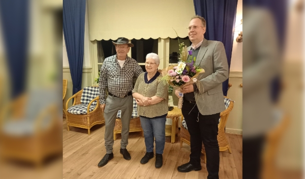 <p><em>De heer Mathieu Vanderlinden (nieuwe secretaris), mevr. Thea van Thiel (afscheidnemende secretaris) en de heer Henri Kolkman (voorzitter).</em> </p>