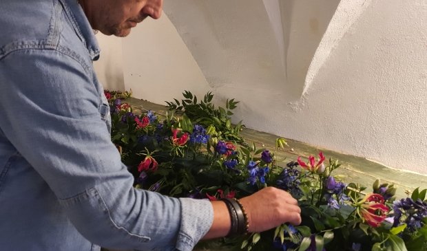 <p> Arie Verheul heeft veel affiniteit met het verzorgen van vaarwelbloemen </p>
