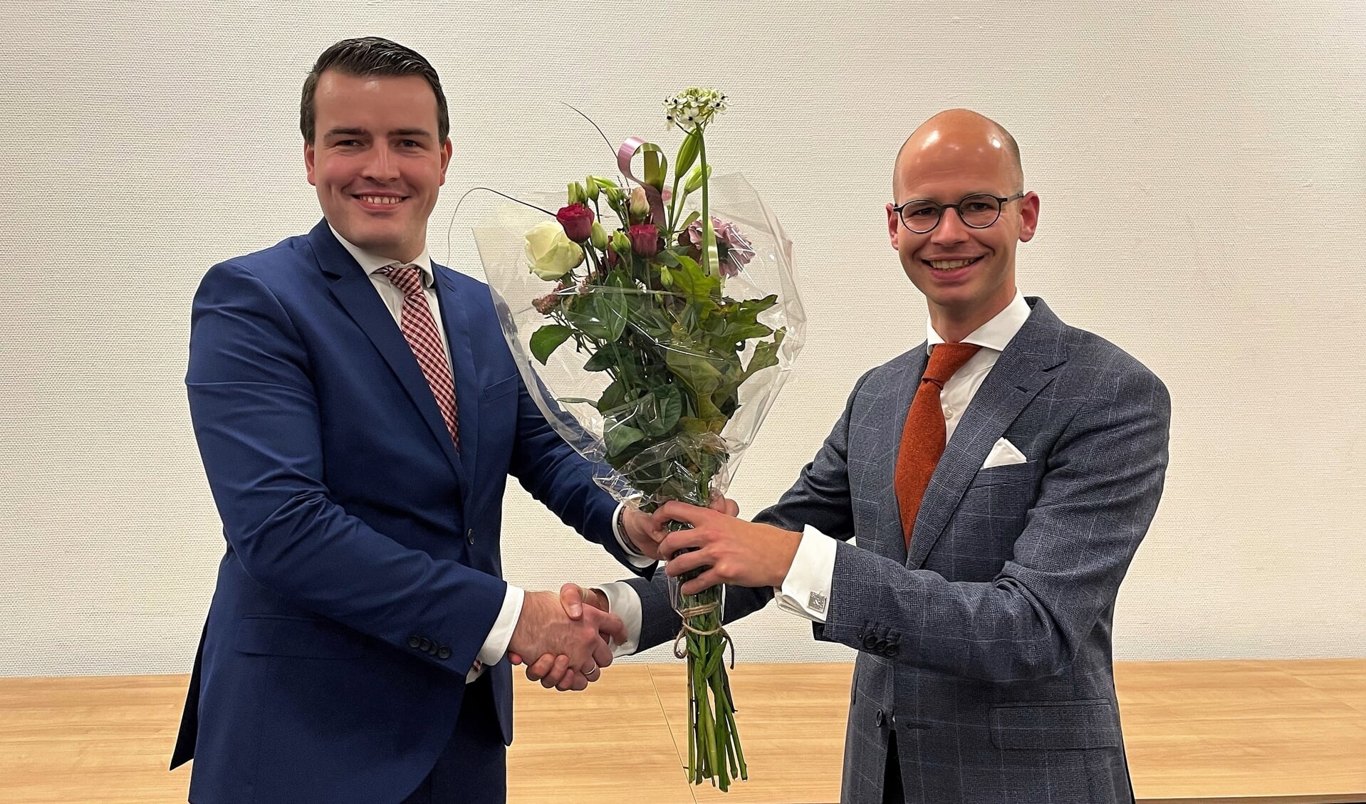  SGP-lijsttrekker Harm Jan Polinder ontvangt de felicitaties van Bert-Jaap van de Weg, voorzitter van de selectiecommissie. 