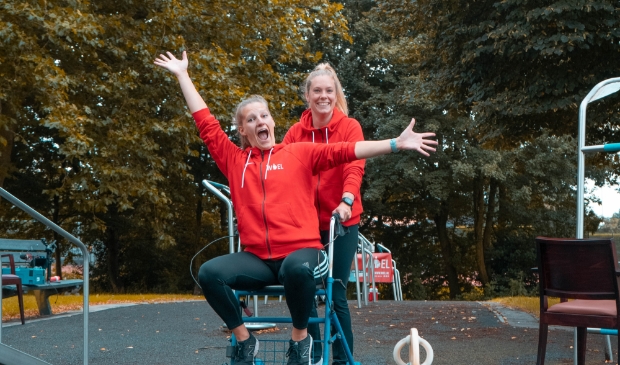 <p> Eva op de rollator, Andrea erachter. In een beweegtuin in de gemeente Elburg. </p>