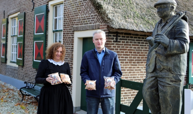 <p>Jeannette van den Bosch van het Boerderijmuseum en Hans Vlaar van Coop supermarkt met de Huismix en de Knabbelmix.</p> 
