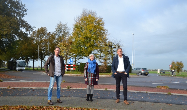 <p> Johan Neevel, Marjon van Rooij en Ronald Cleijsen bij één van de locaties waar tulpenbollen worden geplant. </p>