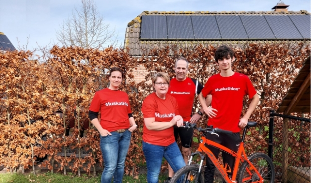 <p> Edith Franken (THDV), Hennie en Nico Bonestroo (Open Doors en Compassion) en Jan Willem Duitman (jongeren Compassion) </p>