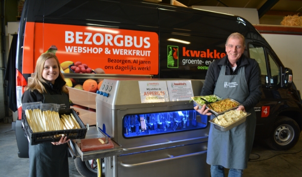<p> Jacobien en Wim bij de aspergeschilmachine. </p><p><br></p>