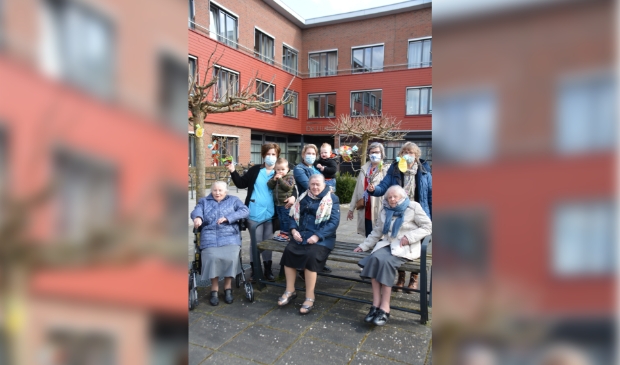 <p> De bewoners van de Hullen worden verrast met een paasgroet. </p>