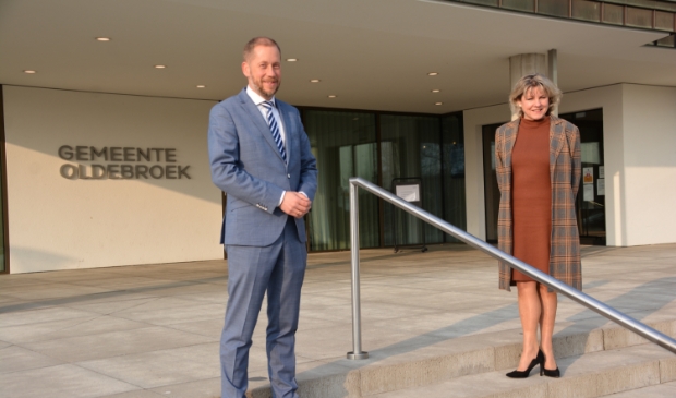 <p> Burgemeester Jan Nathan Rozendaal van Elburg en burgemeester Tanja Haseloop-Amsing van Oldebroek. </p>