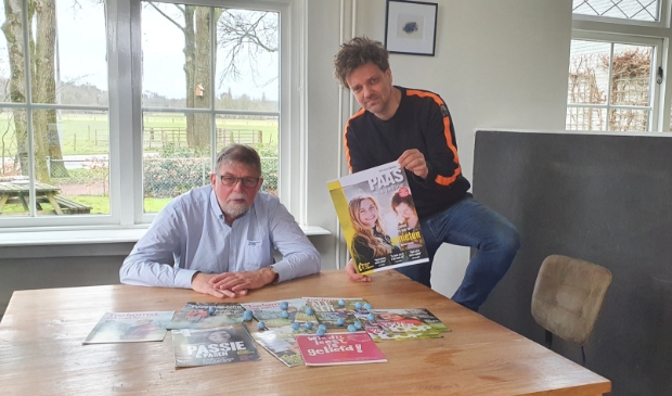 <p> Gerard van der Velde en Jaap Slager met de 10e editie van het Paasmagazine. </p>