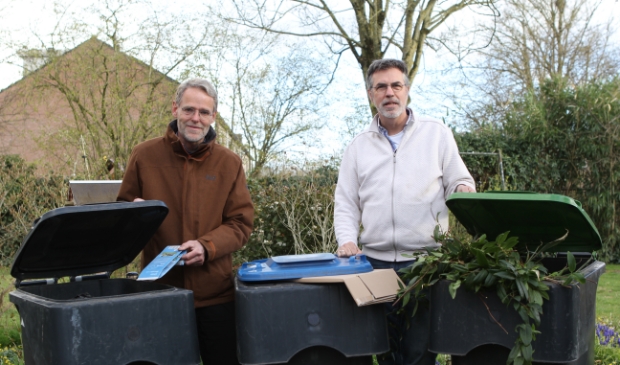 <p> Johan Deij (rechts) en Michiel Werner scheiden hun afval. </p>