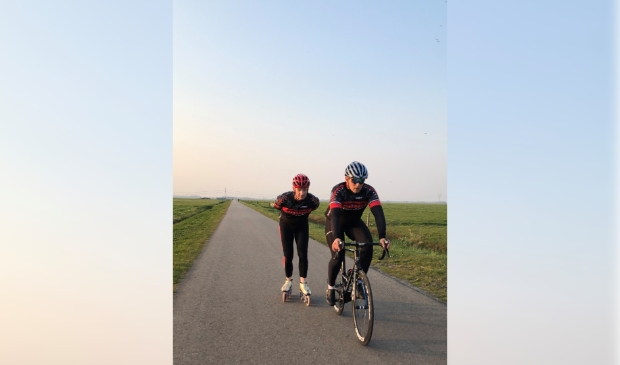 <p> André Klompmaker aan het trainen voor een uitdaging van 200km op de skeelers. </p>