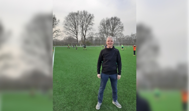 <p> Voorzitter John Reurink van SV 't Harde. </p>