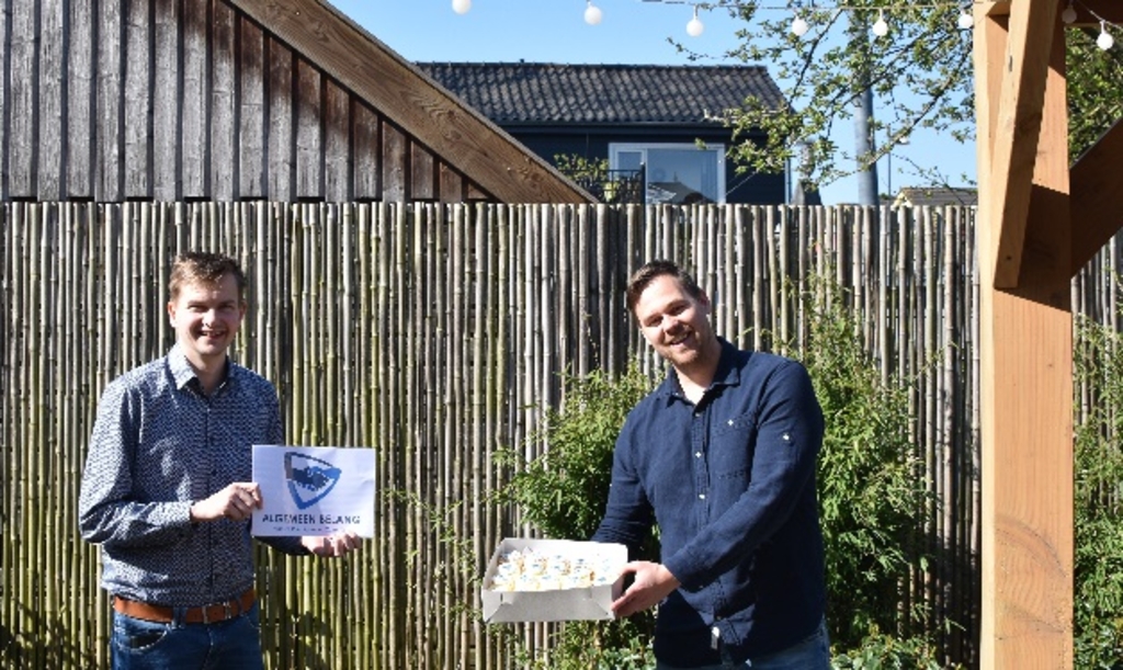 <p><strong>Raadsleden Erik Land (links) en Lennart Oosterloo (rechts) presenteren het nieuwe logo</strong></p>