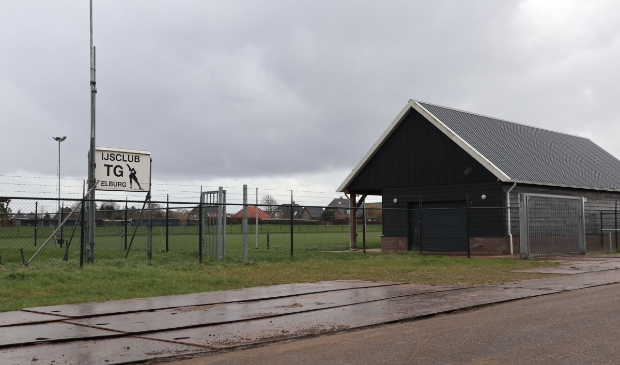<p>IJsbaan met daarvoor de rijplaten voor de vrachtwagens, voor het transport van het zand voor de beachvolleybalvelden.</p>