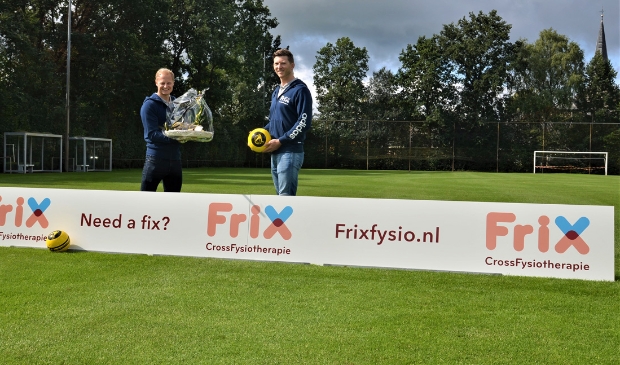 <p>Mathijs Frik (l) en Laurens Bank na de ondertekening van het cosponsorcontract in 2018</p>