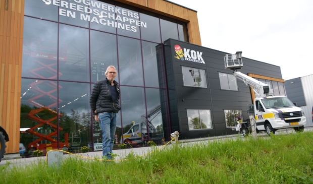<p> Albert Kok bij zijn pand op Bedrijvenpark H2O. </p>