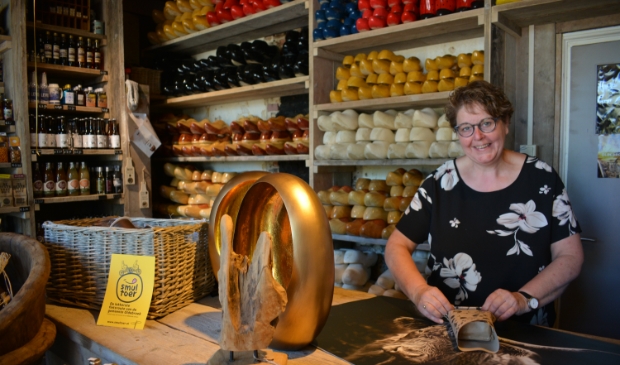 Zwiertje in haar karakteristieke winkel in Hattemerbroek.