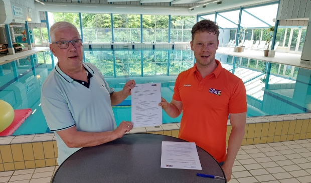 <p>Henk Stappenbeld (Loco Media Groep) en Willem Verwoerd (Zwembad de Veldkamp) ondertekenen hun nieuwe samenwerkingsovereenkomst met Goed Bezig – JOGG Oldebroek.</p>