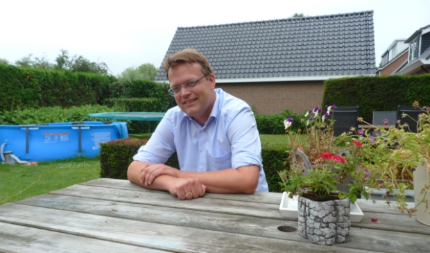 <p> Dominee Schuurman in de tuin van de woning in Oldebroek. </p>