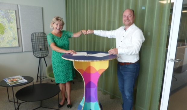 <p>Burgemeester Tanja Haseloop en Dave van de Streek, uitgever van onder andere Veluwe Koerier.</p>