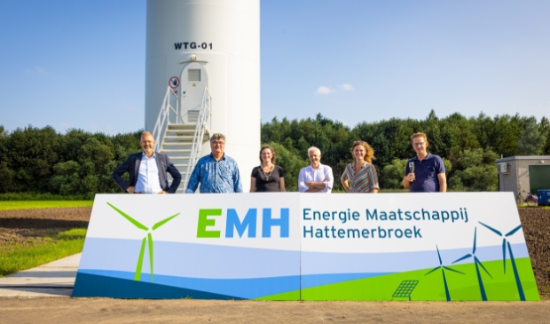 <p> Een feestelijke opening van EMH. </p>