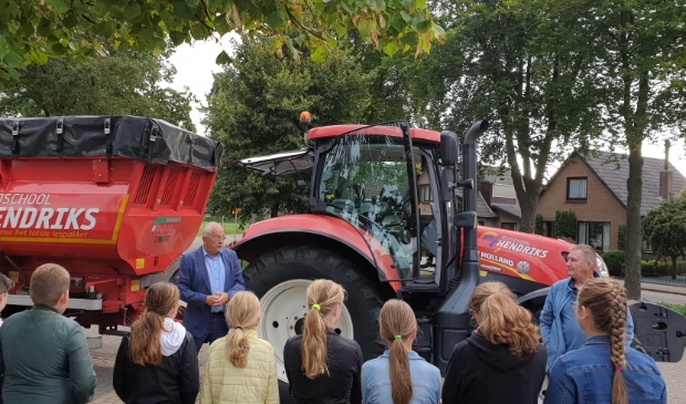 <p>Wethouder Bob Bergkamp spreekt de schoolkinderen toe. </p>