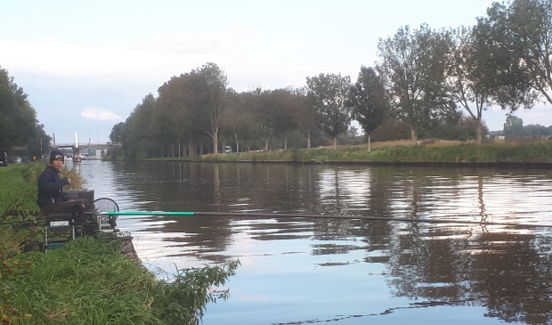 <p> Keano Jansen langs het Beukerskanaal in Steenwijk. </p>