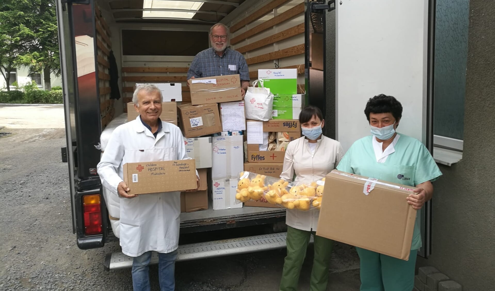 Oekraïens ziekenhuispersoneel neemt goederen in ontvangst