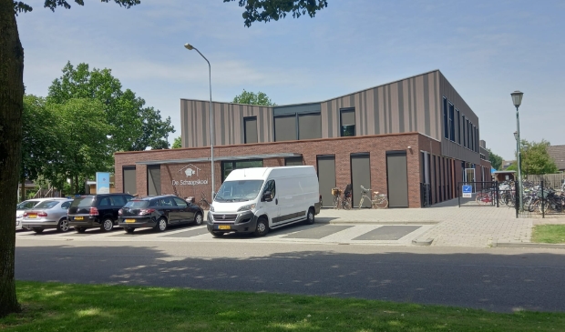 <p> Aan de voorkant, op de eerste verdieping, komen twee lokalen. </p>