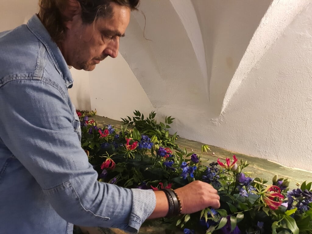   Arie Verheul heeft veel affiniteit met het verzorgen van vaarwelbloemen. 