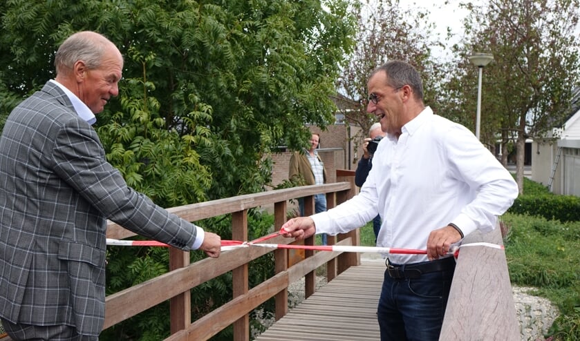 • Wethouder Quik en Aco Wallaard openen de brug.