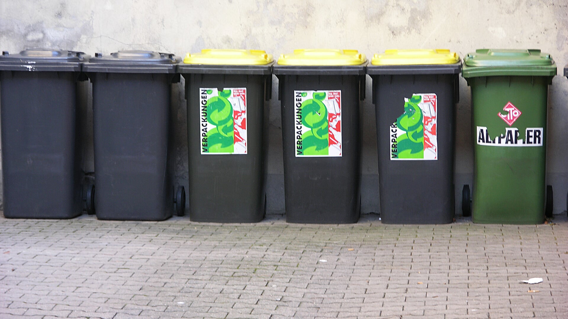 • In Est is een onveilige situatie voor schoolkinderen ontstaan door vuilcontainers op de stoep op ophaaldagen. 