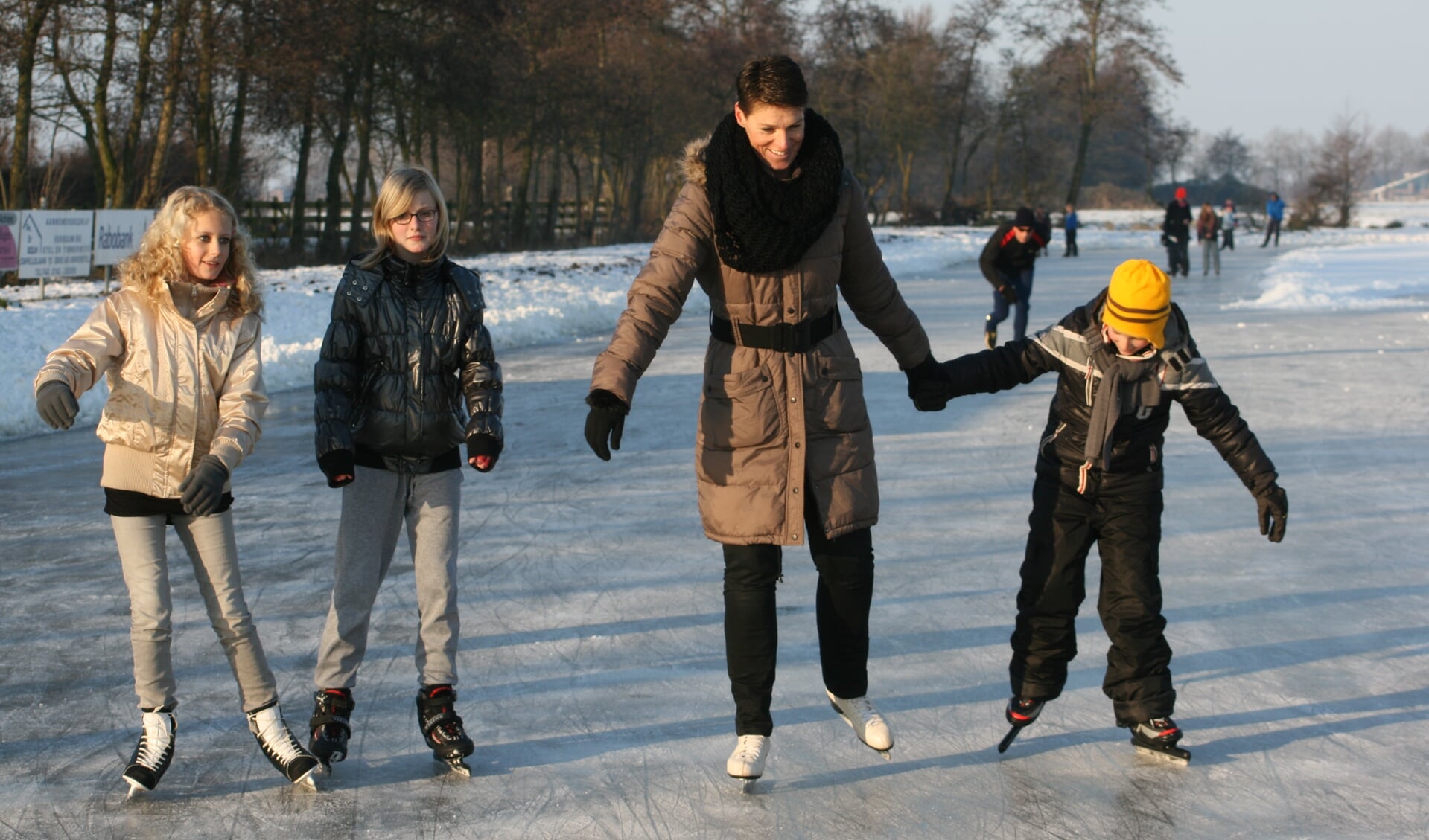 • Schaatsen op de ijsbaan van ijsclub De Vooruitgang Ammerstol. (archieffoto: Robert van der Hek)
