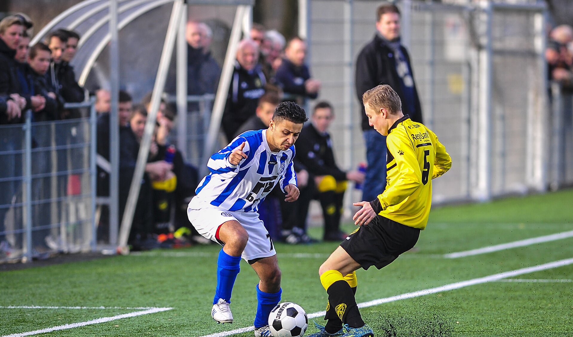 • Schoonhoven-speler Farouk el Kadiri (l) in duel met Maurien Plug. (foto: wijntjesfotografie.nl)