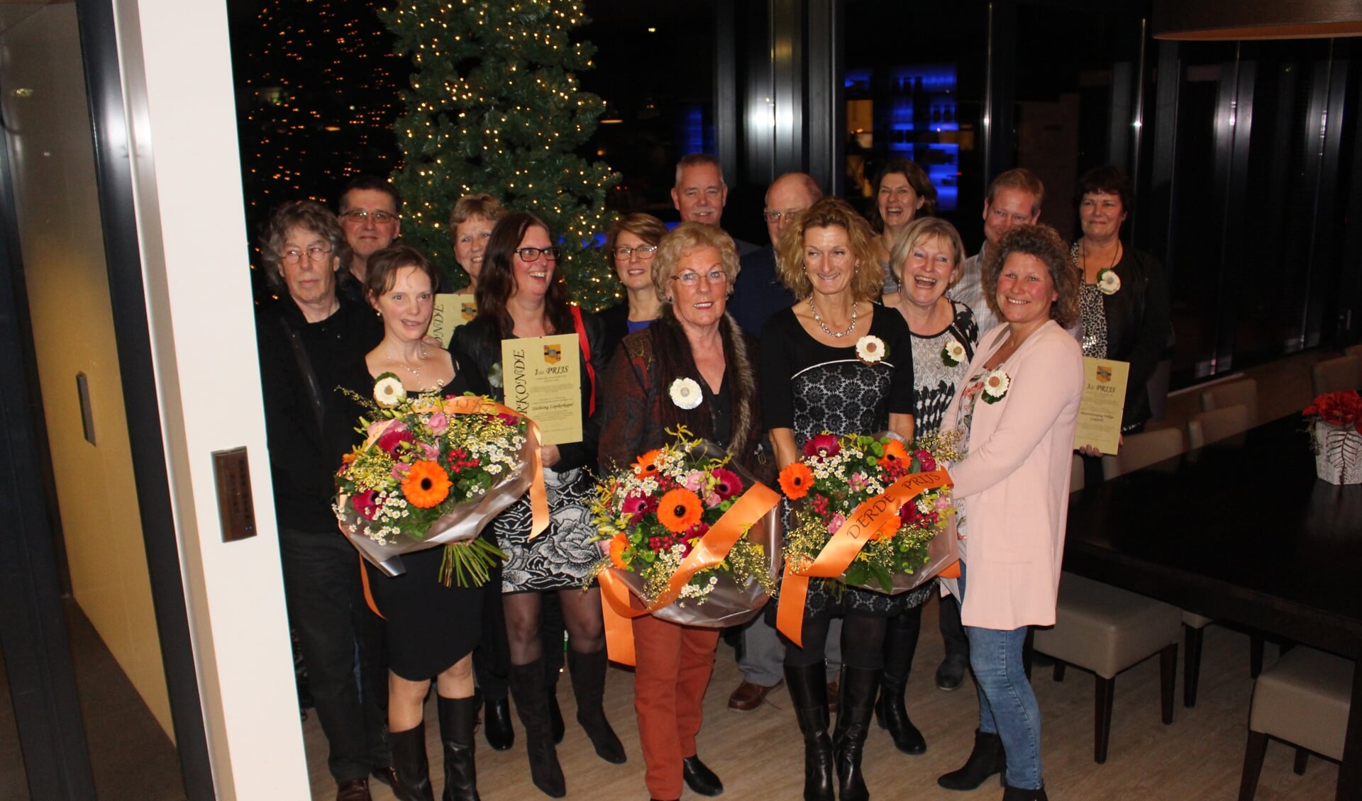 De prijswinnaars van de Ereprijs wijk- en buurtbeheer 2015. (foto: gemeente Lopik)