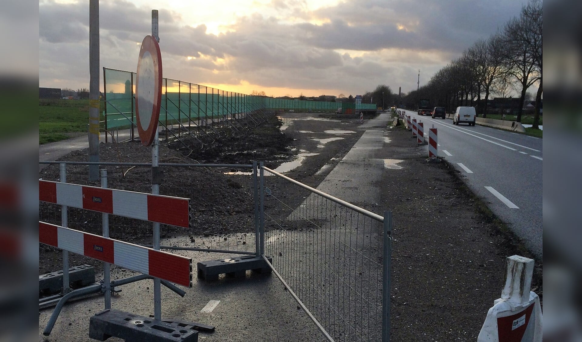 • Het werk aan de rotonde bij De Nieuwe Wetering, op de N210 tussen Bergambacht en Ammerstol, ligt al enkele maanden stil. (foto: Robert van der Hek)