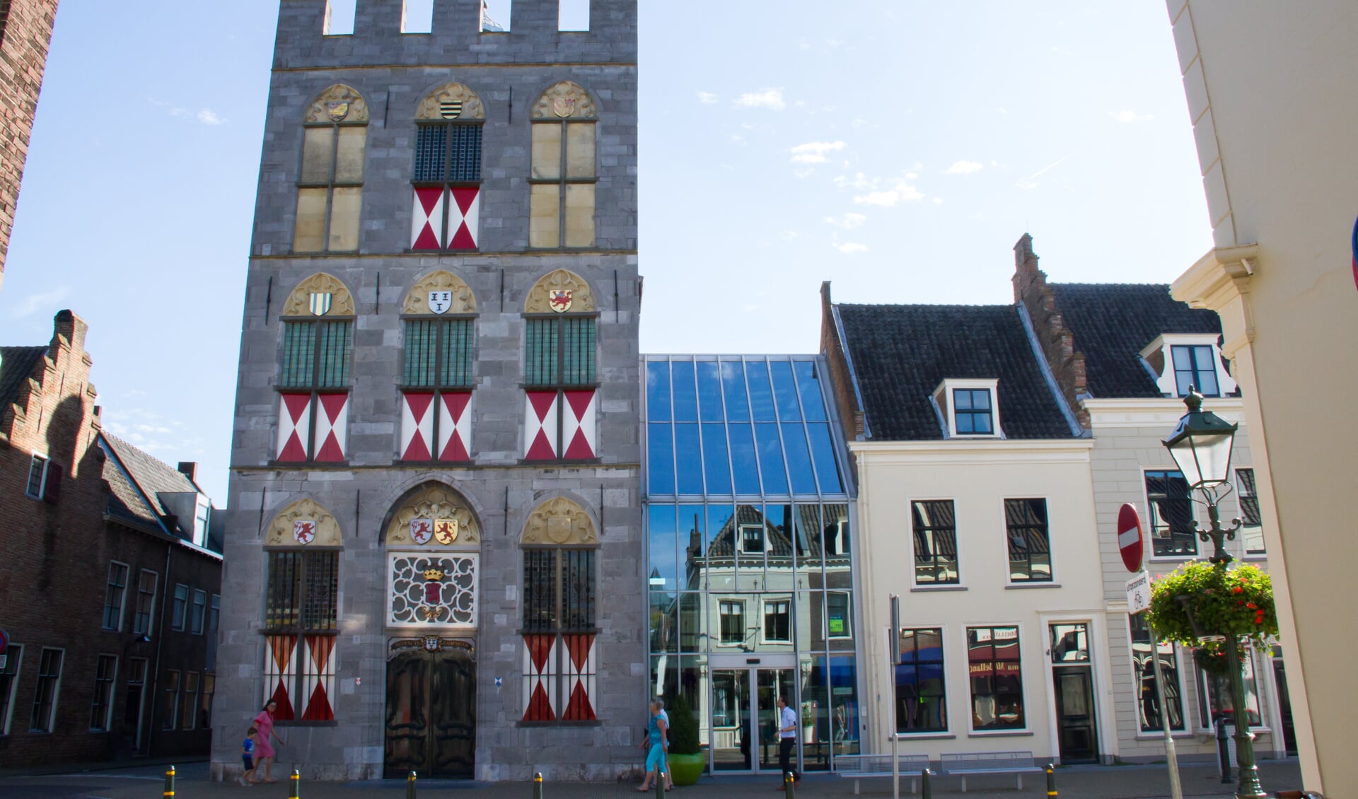 • Het stadhuis aan de Voorstraat in Vianen.
