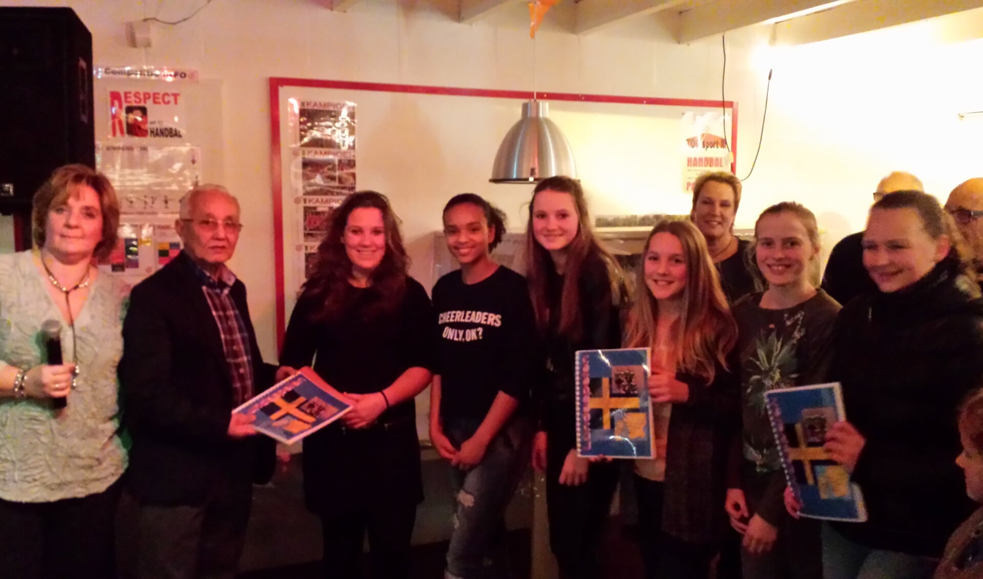 • De meiden van de Handbalschool Rijnmond ontvangen uit handen van de voorzitster een fotoboek als aandenken aan het Internationale toernooi in Zweden.