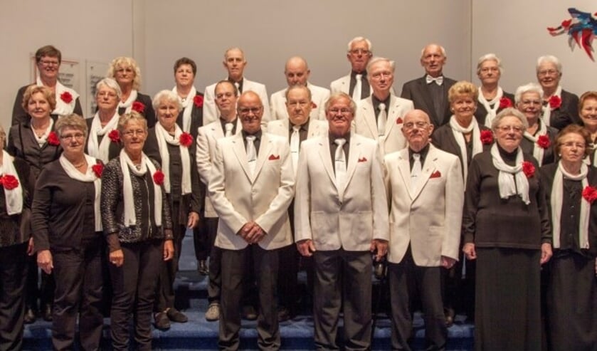 Het koor De Banier geeft zaterdag een jubileumconcert. Helaas zijn een paar koorleden van de foto 'afgesneden'.