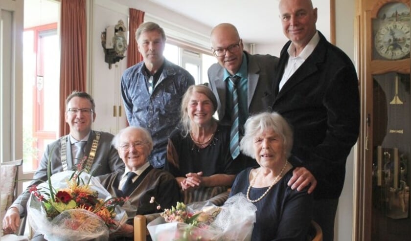 Het platina echtpaar Monné wilde graag op de foto: met de burgemeester en hun vier kinderen. Foto: Lysette Verwegen