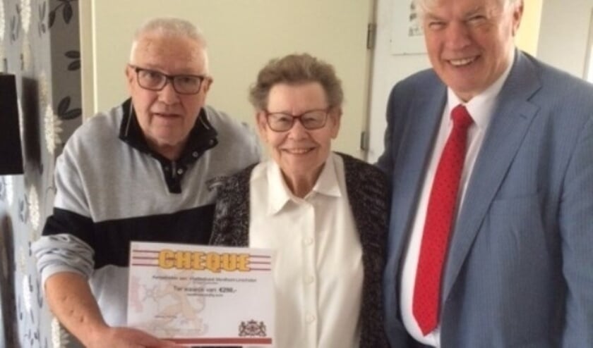 Het echtpaar De Kruik ontvangt een cheque van wethouder Vlaar. Foto: gemeente Montfoort