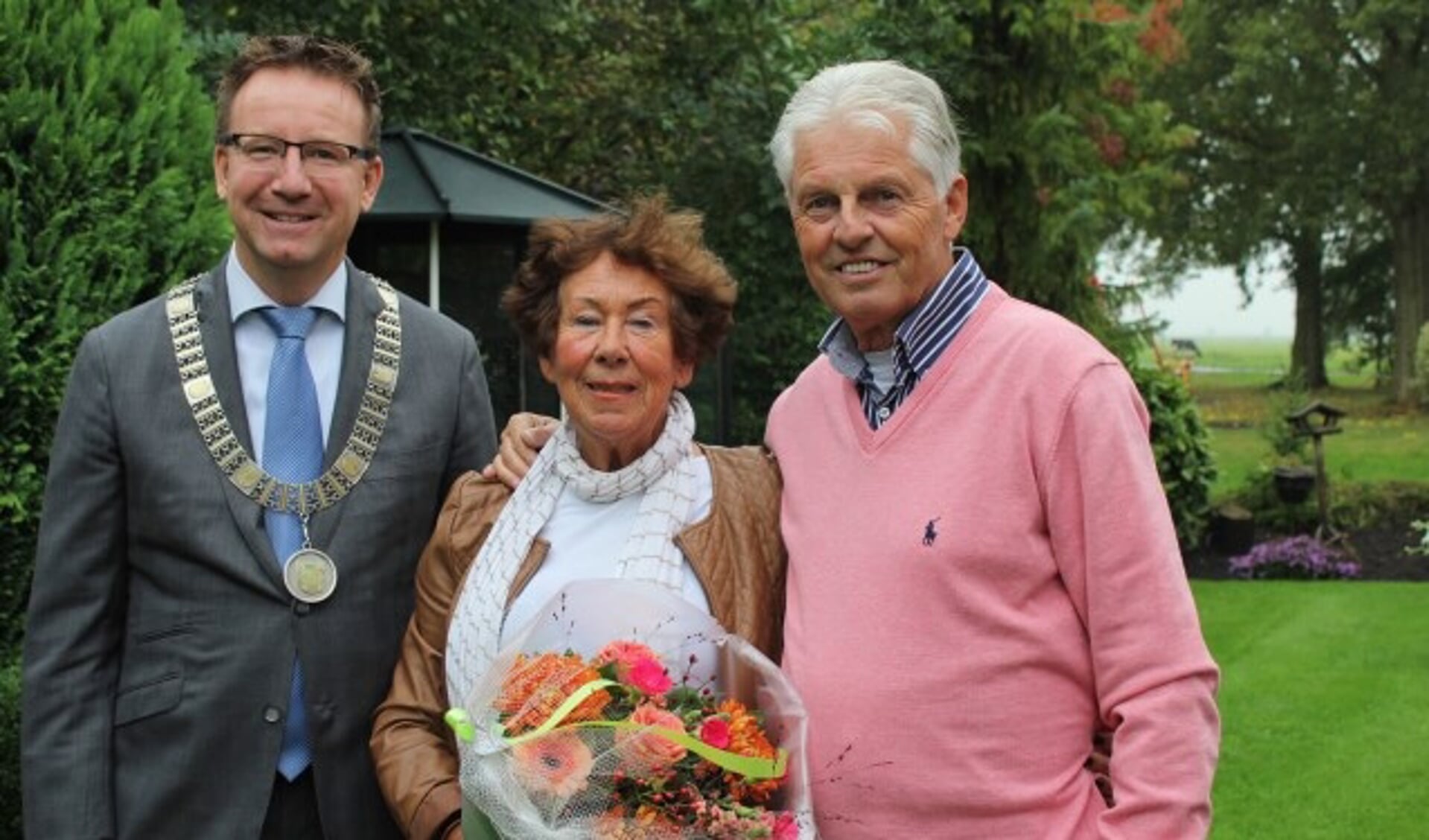 Het echtpaar Van Soest keek met hun kinderen en burgemeester Van Domburg terug op gouden huwelijksjaren. Foto: Lysette Verwegen
