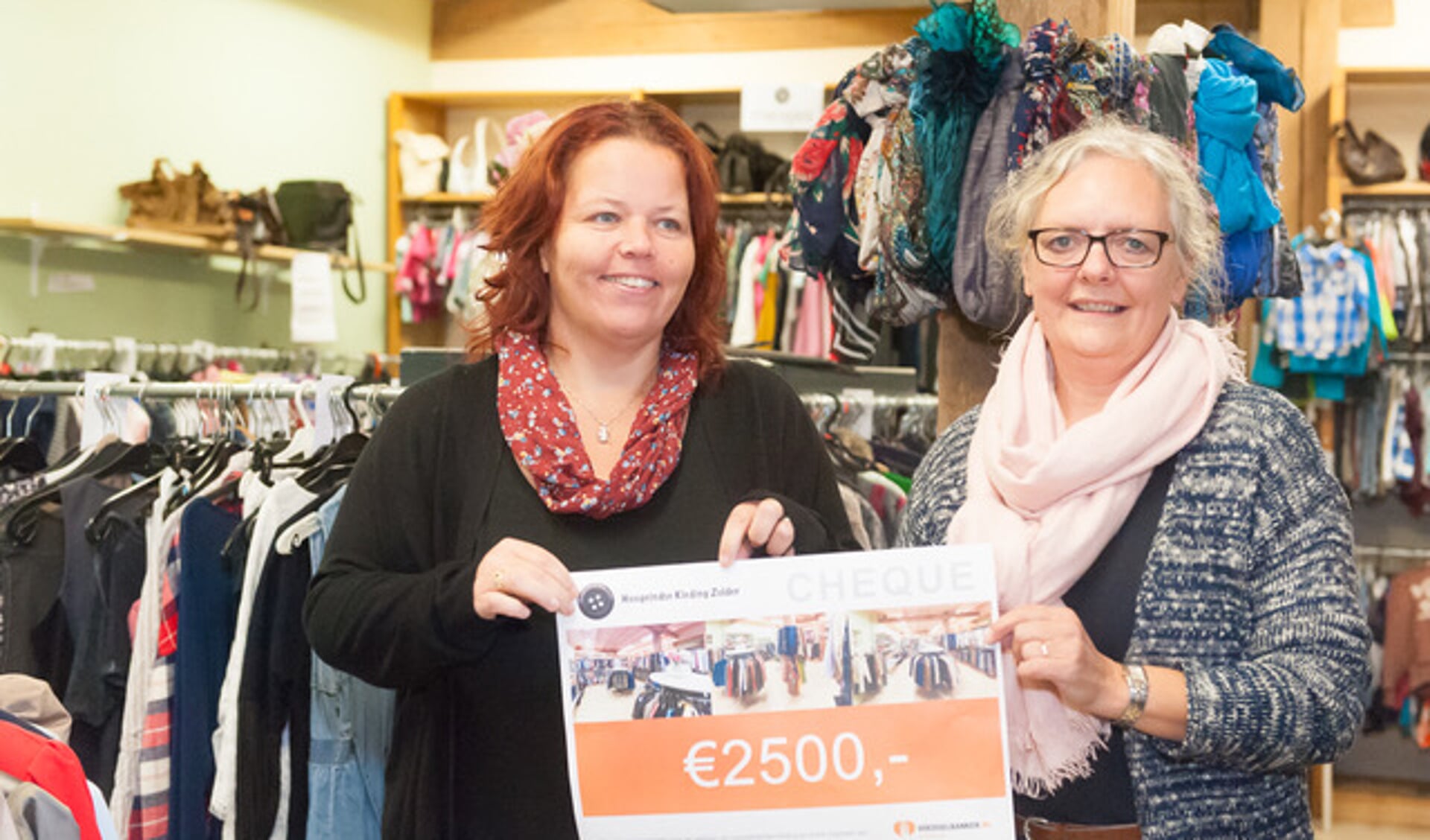 • Martine Visser (links op foto) van de Voedselbank nam de cheque in ontvangst van Wilma de Besten (rechts op foto). 