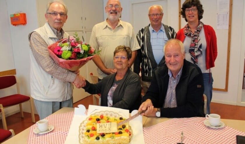  De heer en mevrouw Van Mourik (zittend) worden ontvangen als duizendste lid van de HVIJ. Foto: Lysette Verwegen