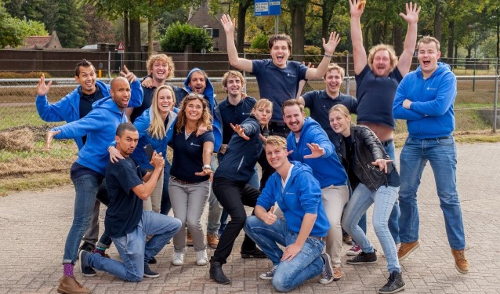 De 27-jarige Marleen van Meel (tweede rij, tweede van links) is als nieuwe eigenaar van het bedrijf TVworkshop trots op haar team. 