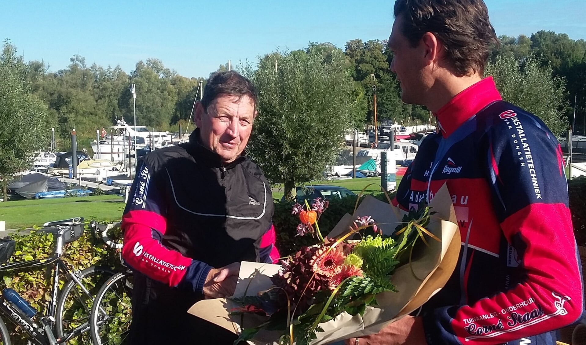 • Kees van Schijndel werd zondag gehuldigd direct na afloop van de laatste rit.