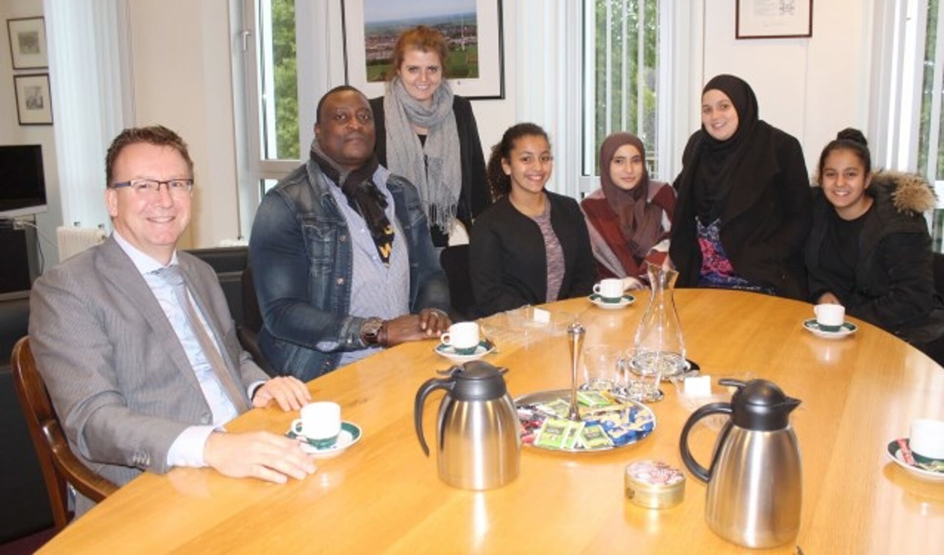 Jongerenwerker Didi Muhiha ging met collega Dominique en vier jongeren op de thee bij de burgemeester om bij te praten en kennis te maken. Foto: Lysette Verwegen