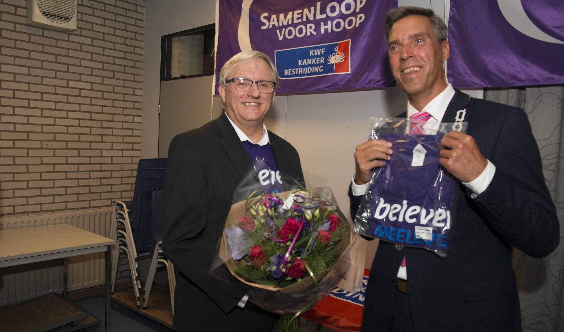 • Hans Ardon met burgemeester Moerkerke. Foto: Chris Wijmans