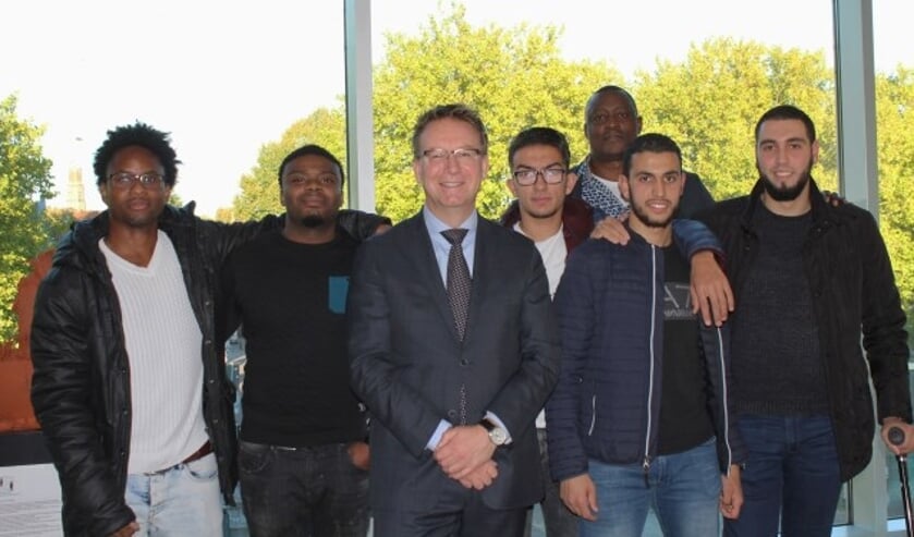 De 'jongens van toen': een paar jaar geleden zelf nog volop op straat te vinden; nu in een voorbeeldfunctie op bezoek bij burgemeester Patrick van Domburg. FOTO: Lysette Verwegen