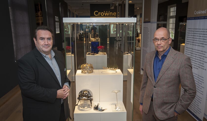 • Royalty-specialist Marc van der Linden en Zilvermuseum-directeur Marcel Teheux bij de opening. (foto: wijntjesfotografie.nl)