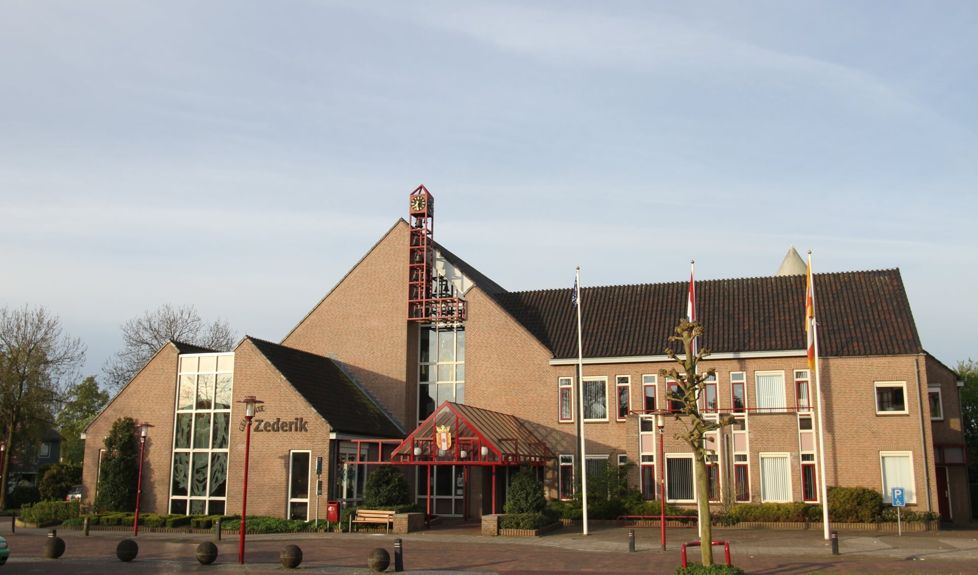 • Het voormalige gemeentehuis van Zederik is één van de drie werklocaties van de gemeente Vijfheerenlanden. 