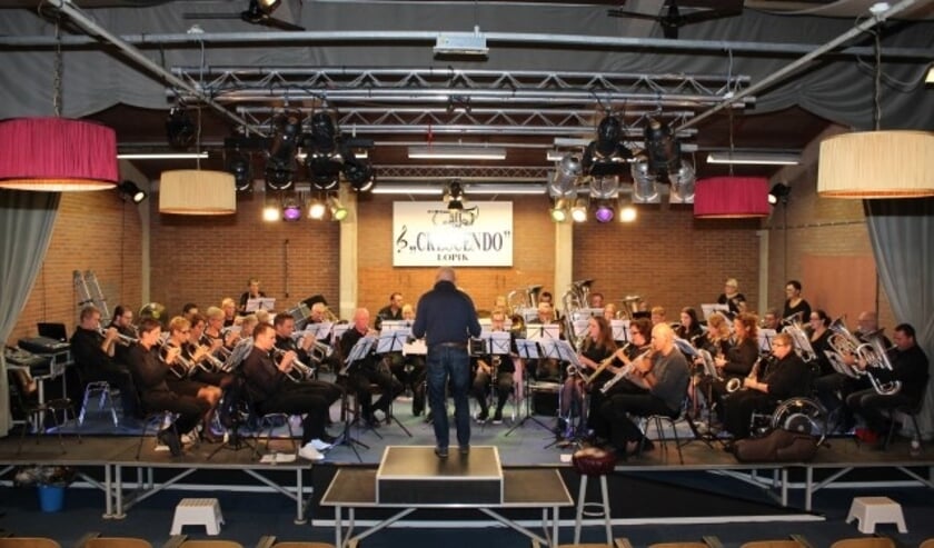 Op de foto zijn de twee orkesten nog aan het inspelen in de prachtig omgebouwde concertzaal MCCL van Crescendo. FOTO: Crescendo Lopik